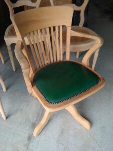 chaise pivotante en bois et cuir décapé par aérogommage