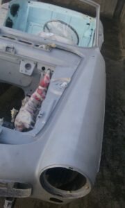 Décapage par Aérogommage d' une carrosserie de Peugeot 404 cabriolet.