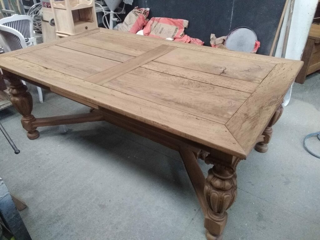 table en chêne ancienne, vernis incolore.