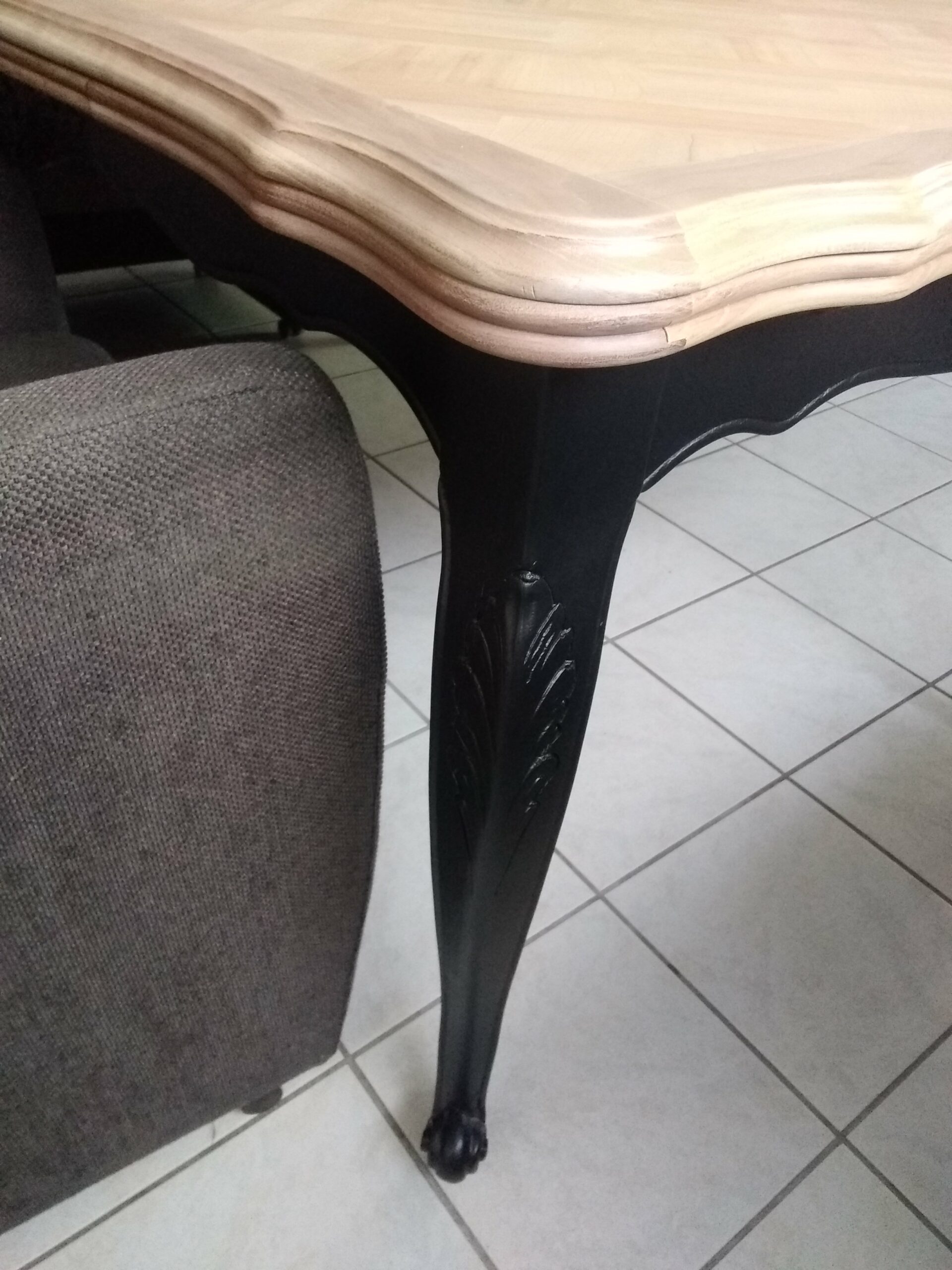 Table en merisier décapé par aérogommage et sa finition incolore et noire satiné.