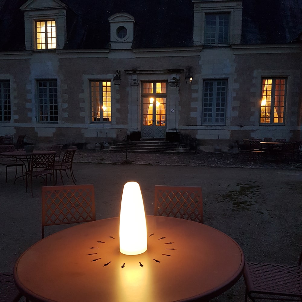 Lampe Paranocta sur une table de réception