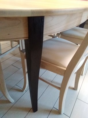 table et chaise en verni mat incolore et noir